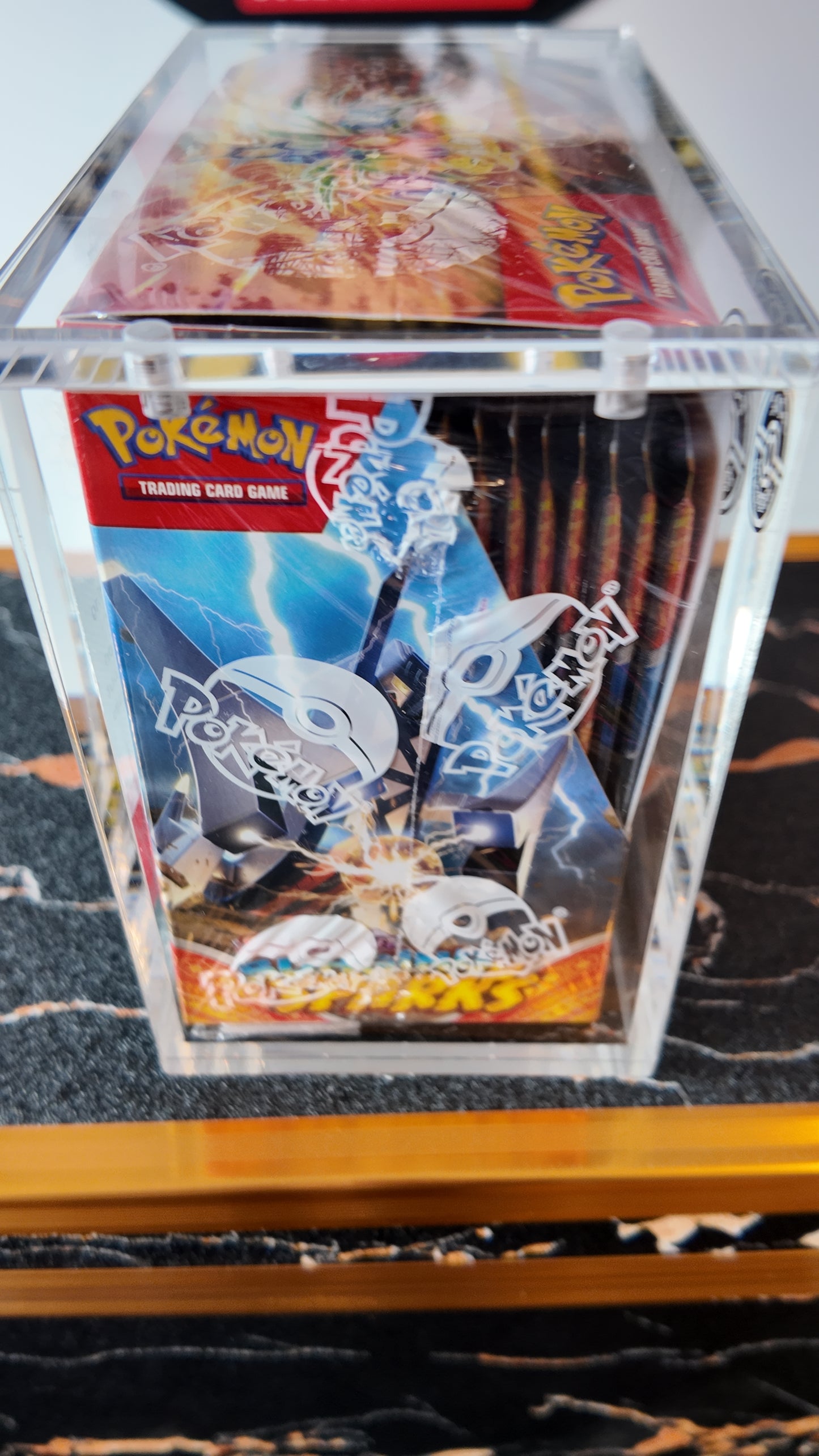 Booster Box 36 sobres Surging Sparks , Inglés, incluye protector acrílico .