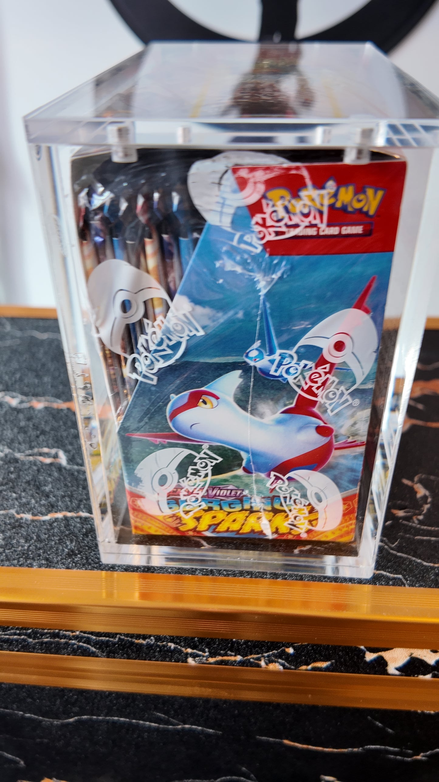 Booster Box 36 sobres Surging Sparks , Inglés, incluye protector acrílico .